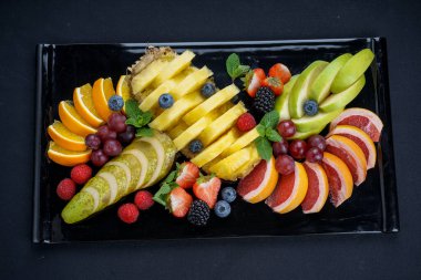 Siyah tabakta taze meyve çeşitleri