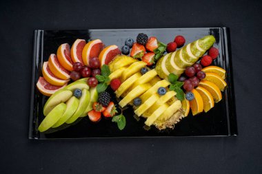 Siyah tabakta taze meyve çeşitleri