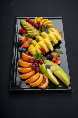 Siyah tabakta taze meyve çeşitleri