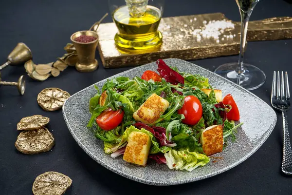 Tablo, closeup lezzetli salata ile plaka