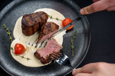 Siyah tabakta sebzeli biftek.