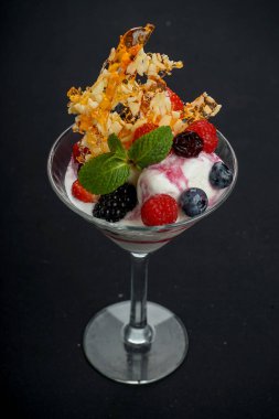 Koyu arkaplanda böğürtlenli dondurma