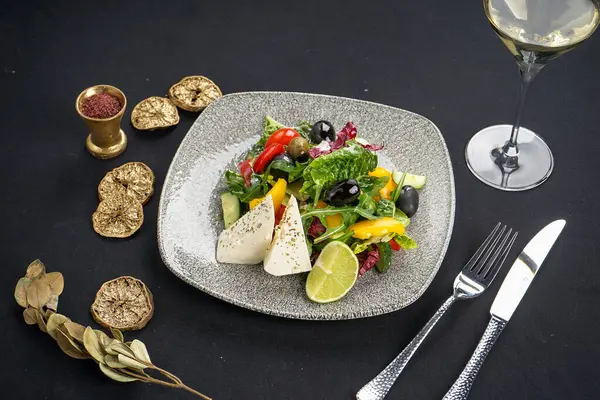 Salata, somon ve peynirli tabak.