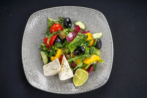 sebzeli ve peynirli salata