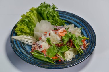 Karides, yengeç ve sebzeli Tayland baharatlı salatası..