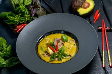 Sebzeli Tayland körili tavuk.