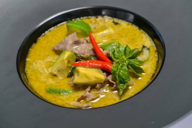 Tay baharatlı yemekler ve Tom yum çorbası.