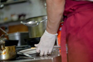 Şef hamur işini fırında makarna hazırlamak için hazırlar..