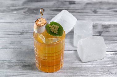 Masada buzlu lezzetli bir kokteyl, yakın çekim. 