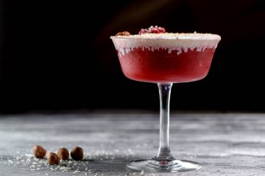 Ahşap masada nefis bir kokteyl, yakın çekim. 