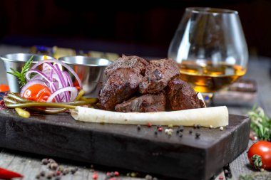 Sos, biberiye ve baharatlı ızgara biftek.