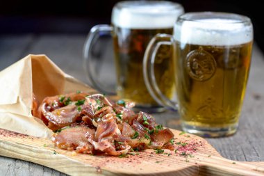 Tahta masada biralı atıştırmalıklar.