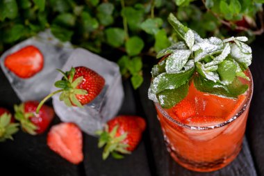 Taze çilek ve lezzetli bir kokteyl. 