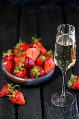 Taze çilek ve bir bardak şampanya. 