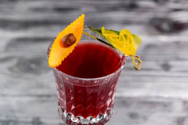 Ahşap masada nefis bir kokteyl, yakın çekim. 