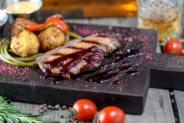 Tahta masada domatesli biftek. 