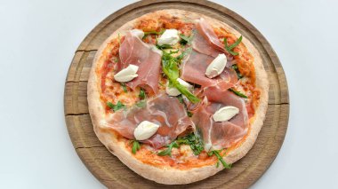 Nefis İtalyan pizzası, prosciutto, üst manzara.