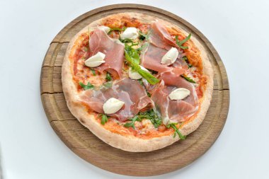 Nefis İtalyan pizzası, prosciutto, üst manzara.