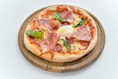 Nefis İtalyan pizzası, prosciutto, üst manzara.