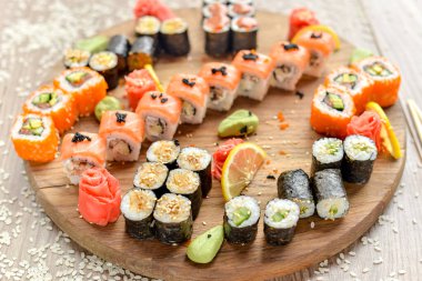 Tahtaya dizilmiş lezzetli suşi dürümleri. 