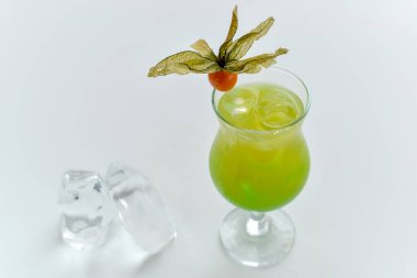 Beyaz arka planda buzlu lezzetli bir kokteyl, yakın plan. 