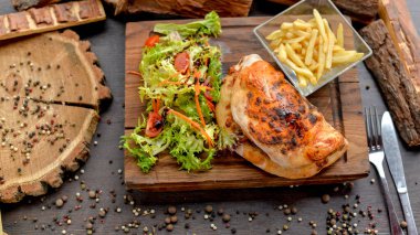 Lezzetli kapalı pizza, salata ve patates kızartması.