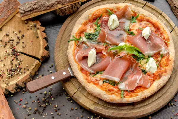 Nefis İtalyan pizzası, prosciutto, üst manzara.