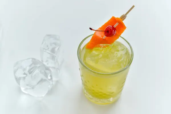 Beyaz arka planda buzlu lezzetli bir kokteyl, yakın plan. 