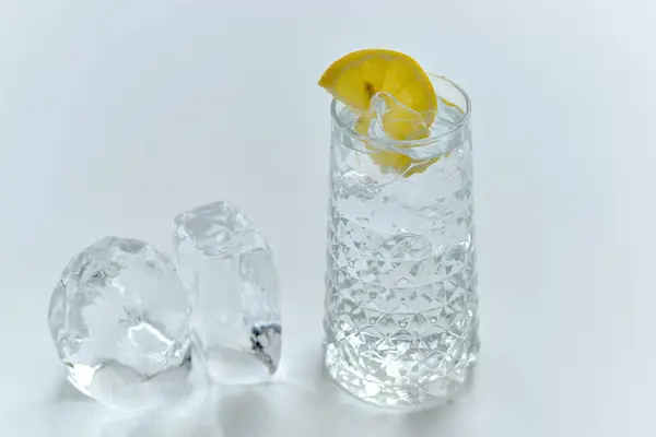 Beyaz arka planda buzlu lezzetli bir kokteyl, yakın plan. 