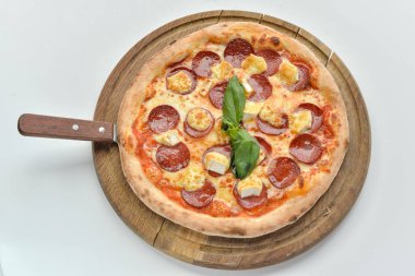 Salamlı, nefis İtalyan pizzası.