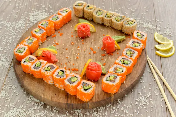 Tahtaya dizilmiş lezzetli suşi dürümleri. 