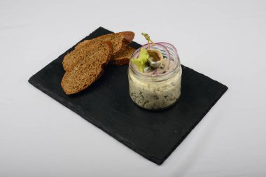 Taş tahtaya balık ezmeli kızarmış ekmek.