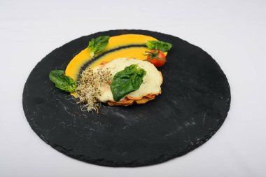 Chanterelle mantarları beyaz sos ve taş tabakta lahanayla iltifat edilir.