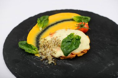 Chanterelle mantarları beyaz sos ve taş tabakta lahanayla iltifat edilir.