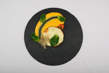 Chanterelle mantarları beyaz sos ve taş tabakta lahanayla iltifat edilir.