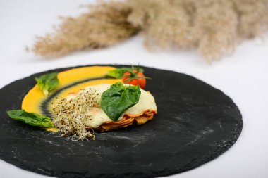 Chanterelle mantarları beyaz sos ve taş tabakta lahanayla iltifat edilir.