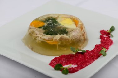 Yabanturplu tavuk ve yumurta jölesi.