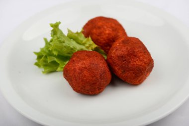 Marulla servis edilen baharatlı donutlar.