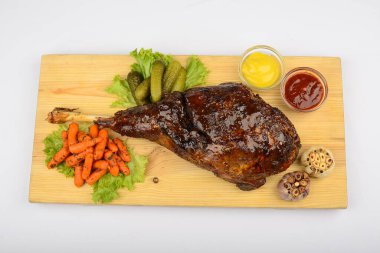 Soslu ördek budu ve sebze turşusu.