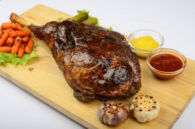 Soslu ördek budu ve sebze turşusu.