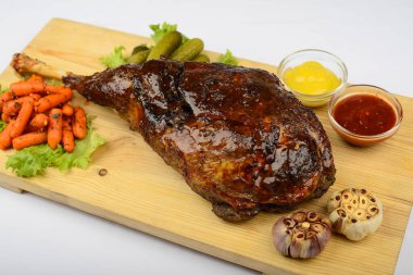 Soslu ördek budu ve sebze turşusu.