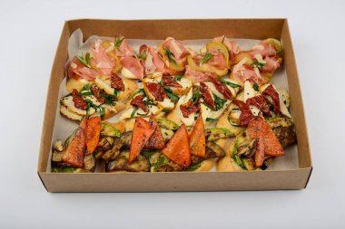 Şenlikli mezeler, küçük sandviçler, kurutulmuş et ve meyve.