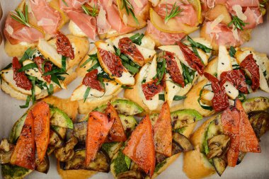 Şenlikli mezeler, küçük sandviçler, kurutulmuş et ve meyve.