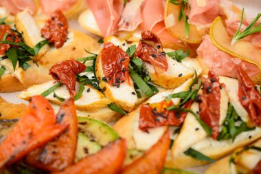 Pişmiş et ve kurutulmuş meyveli güzel sandviçler.