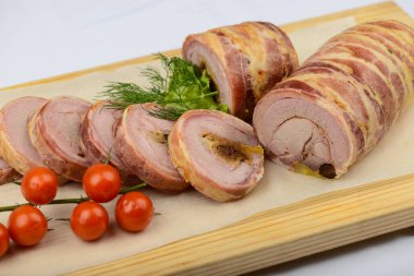 Kirazlı domates ve dereotlu domuz eti rulosu.