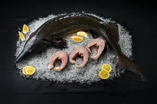 Bütünü kapat ve limonlu mersin balığı kes.