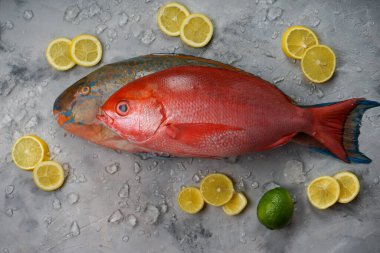 Limon ve limonlu masaya papağan balığı ve levrek.