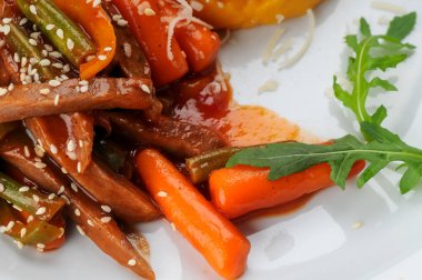 Kızarmış havuç ve sebze tabağının yakın çekimi..