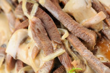 Mantarlı kremalı sığır stroganofu..