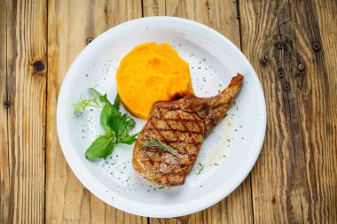 Kızarmış domuz pirzolası ve patates püresi..